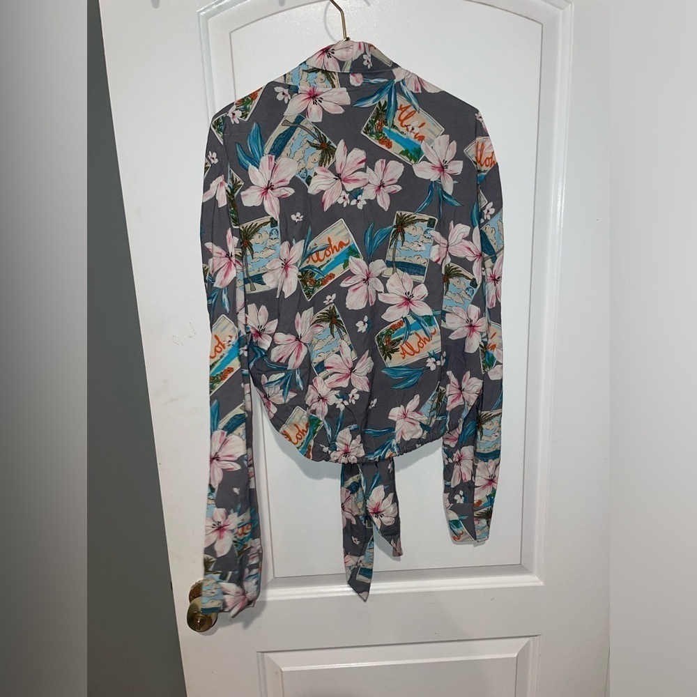 New! Le Superbe Topper Long Sleeve Tie Front Crop Aloha Fog Gray 🌺 Small NWT! - Picture 8 of 12